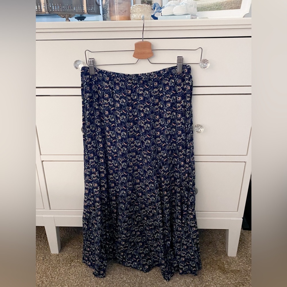 Cristopher and Banks paisley midi skirt with elastic waist band.